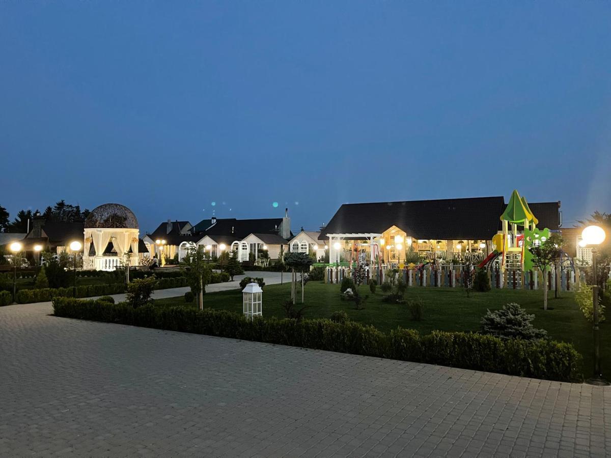 Готельно-Ресторанний Комплекс Прованс Парк Pochaiv Exterior foto