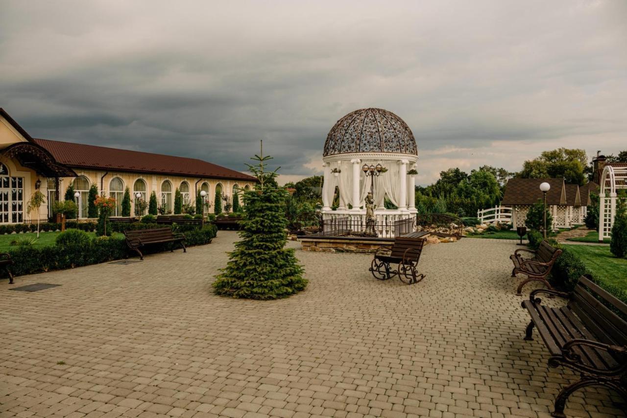 Готельно-Ресторанний Комплекс Прованс Парк Pochaiv Exterior foto