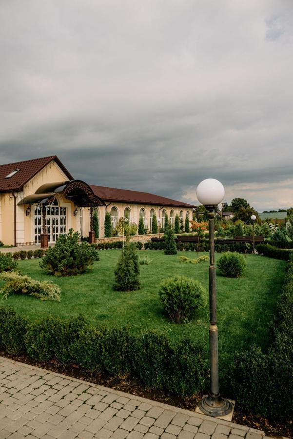 Готельно-Ресторанний Комплекс Прованс Парк Pochaiv Exterior foto